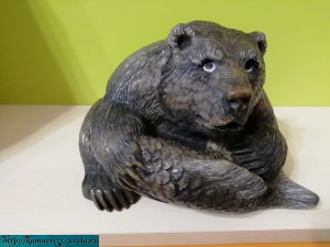 Скульптура Медведь с рыбой - Интернет- магазин изделий из натурального камня "Камнерезы Урала", Екатеринбург, Пермь